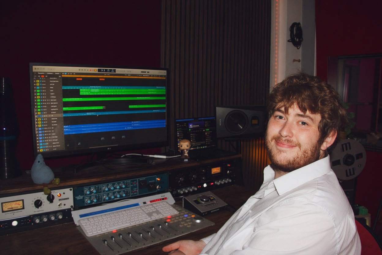 Noah im Horizont Studio vor der Recording-Session